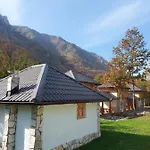 Rafting Camp شقة فوتشا